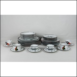 НЕМУХИН Владимир Николаевич (1925–2016) 36 предметов из сервиза Bestform на 6 персон. 1993